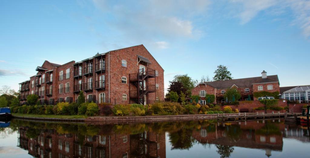 Lion Quays Resort Chirk Exterior photo